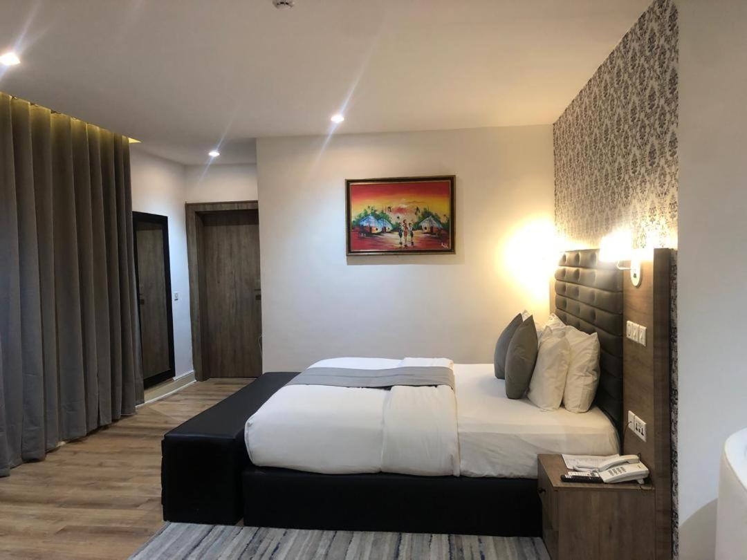 Crownsville Hotel - Airport Road Port Harcourt Exterior photo