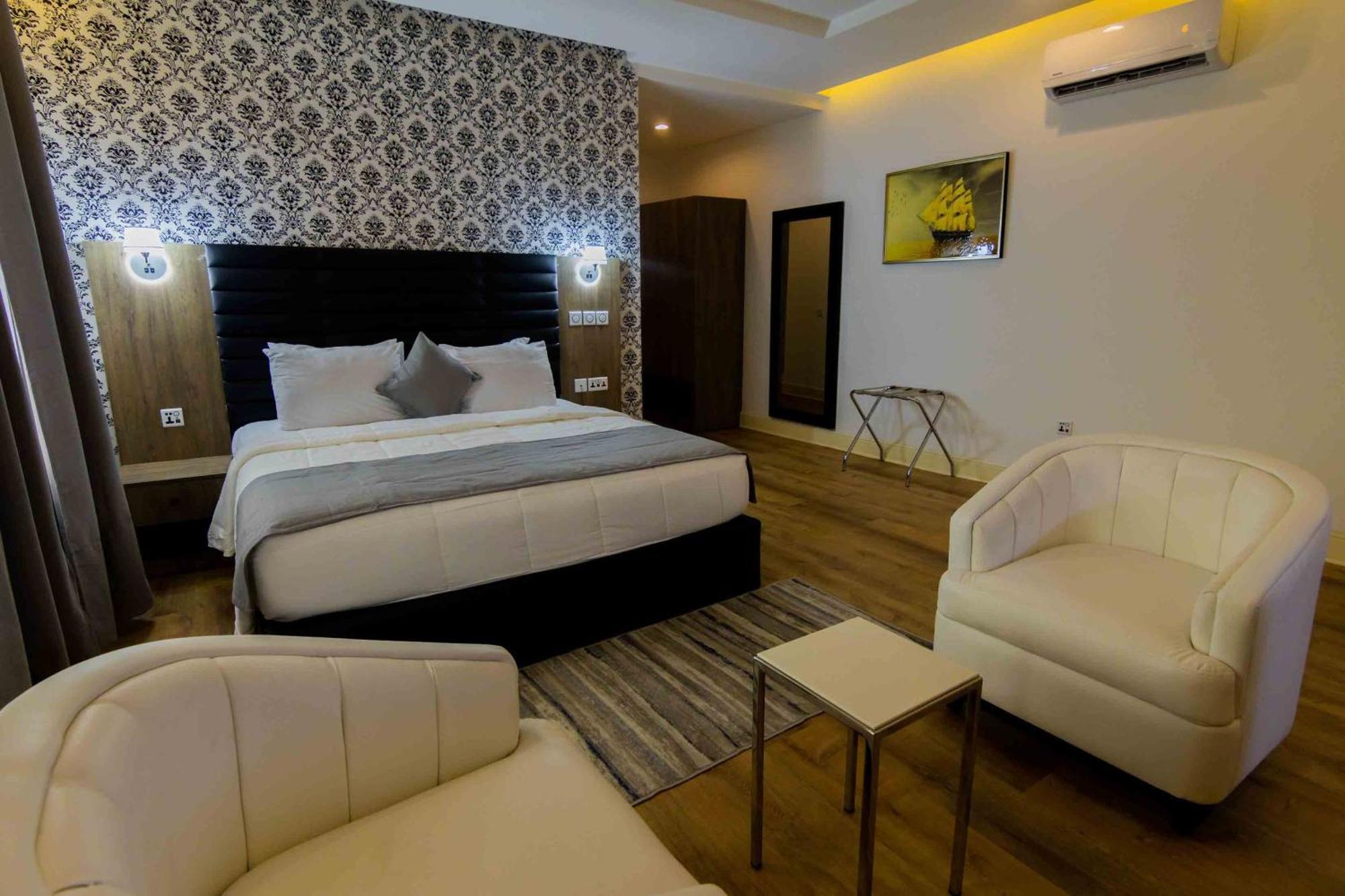 Crownsville Hotel - Airport Road Port Harcourt Exterior photo