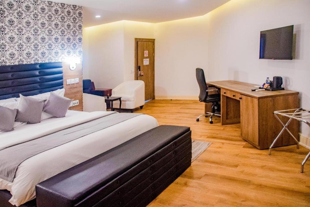 Crownsville Hotel - Airport Road Port Harcourt Exterior photo
